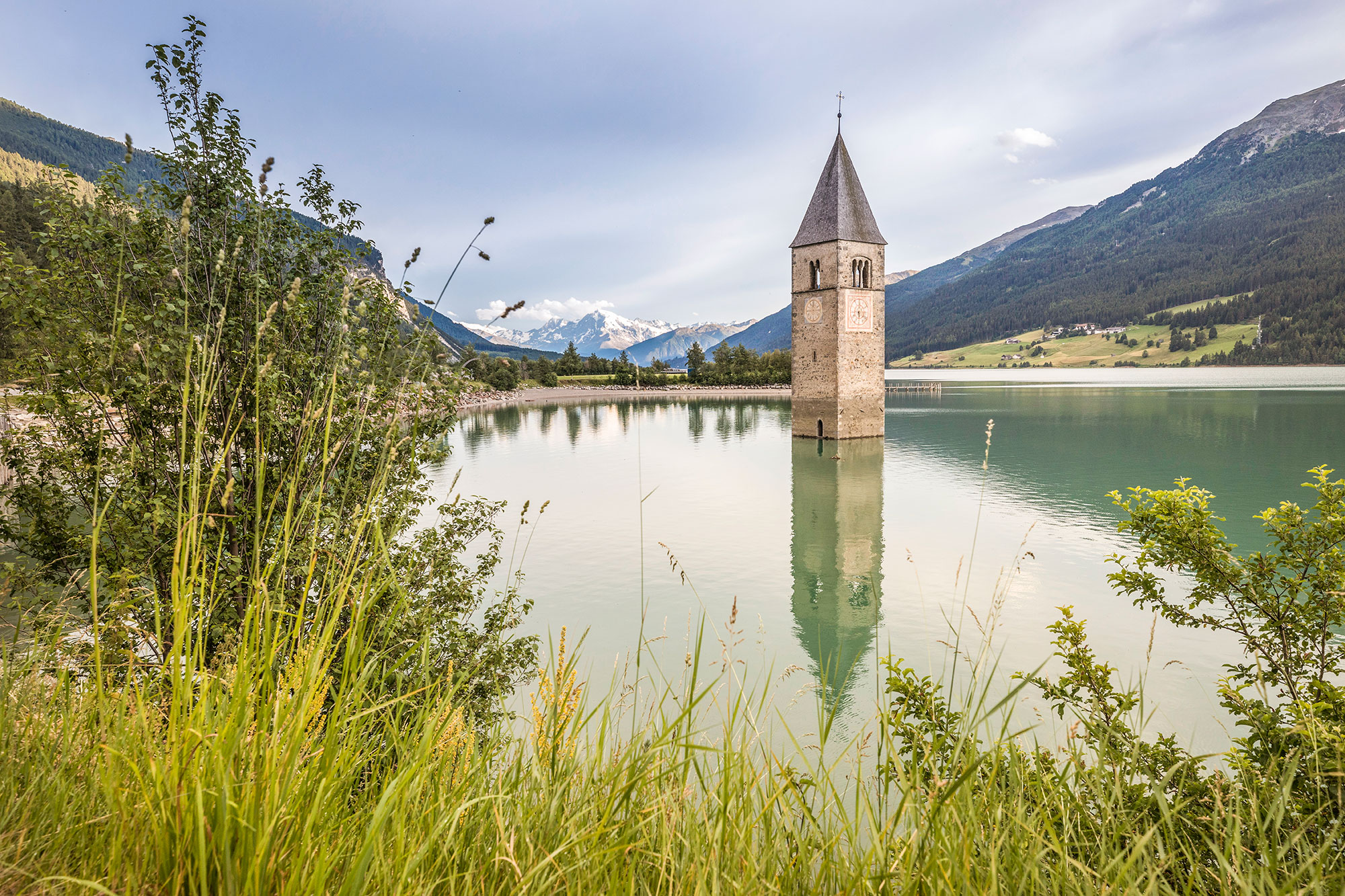 hotel-margun-vinschgau-reschensee-turm im see
